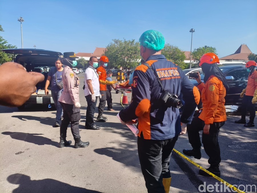 Sebuah penemuan jenazah menggemparkan kawasan Bandara Internasional Juanda, Sidoarjo, pada Kamis (25/6). Seorang Aparatu