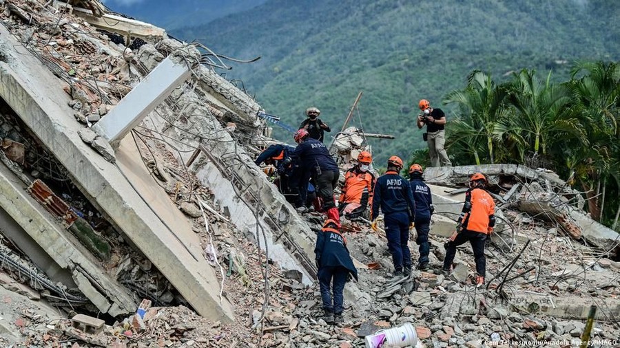 CARACAS, TERDEPAN.ID  – Jumlah korban meninggal dunia akibat bencana gempa bumi kembar yang mengguncang Venezuela terus bertambah. Berdasarkan data terbaru yang dihimpun hingga Senin (6/7/2026), sedikitnya 3.342 orang dinyatakan tewas dan 16.700 lainnya mengalami luka-luka. Sementara itu, ribuan warga masih dilaporkan hilang di tengah puing-puing bangunan yang runtuh.