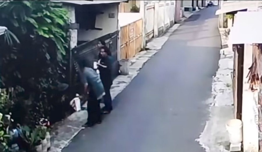 Momen Pengamen Genjrang-genjreng lalu Bakar Pagar Rumah Warga di Bekasi