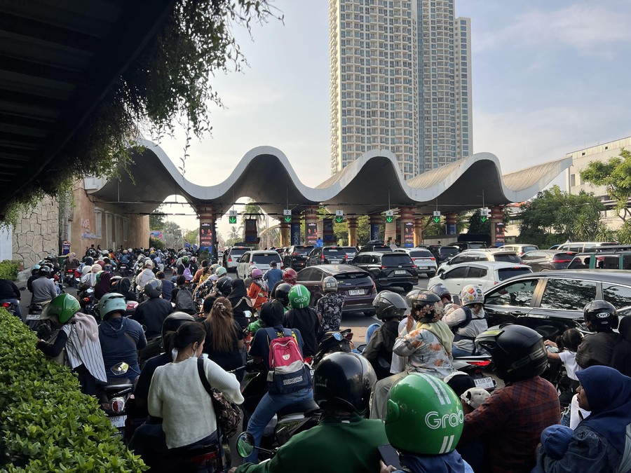 Kawasan wisata Ancol di Jakarta Utara dipadati pengunjung pada Selasa (28/6/2026). Kepadatan ini terjadi setelah Pemerin