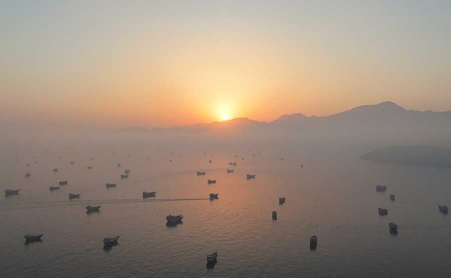 AS dan Iran Capai Gencatan Senjata Sementara, Selat Hormuz Kembali Memanas