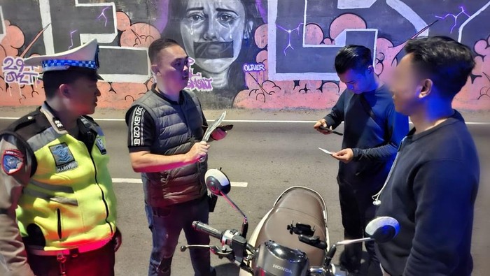 POLISI AMANKAN PRIA BAWA BADIK SAAT PATROLI DINI HARI DI PALMERAH JAKBAR