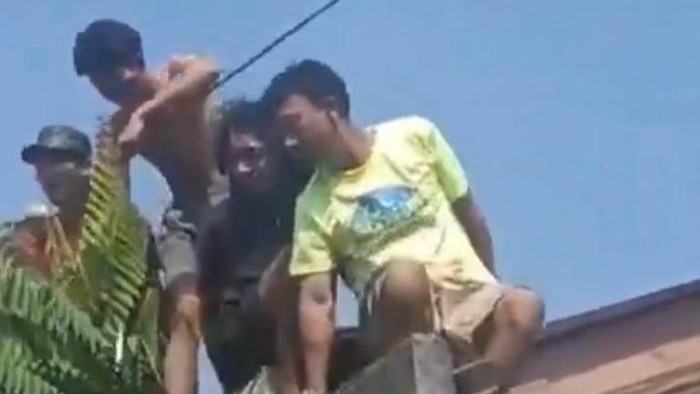 VIRAL PEMERKOSA ANAK DI CAKUNG KABUR KE GENTENG, DIKEPUNG-DISORAKI WARGA