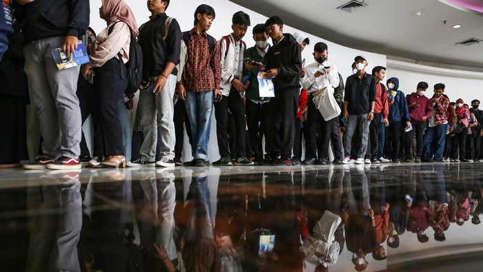 Demi Gaji Rp 15 Juta, Ribuan Pelamar Antre Hingga 2 Kilometer di Malaysia