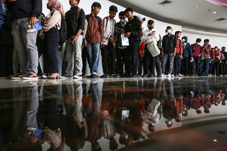 Demi Gaji Rp 15 Juta, Ribuan Pelamar Kerja di Malaysia Antre Sampai 2 Km