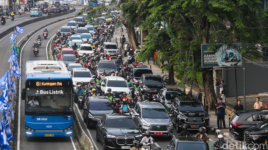 JAKARTA, Terdepan.id  — Sebuah unit bus TransJakarta mengalami kecelakaan tunggal dan menabrak separator jalur khusus 