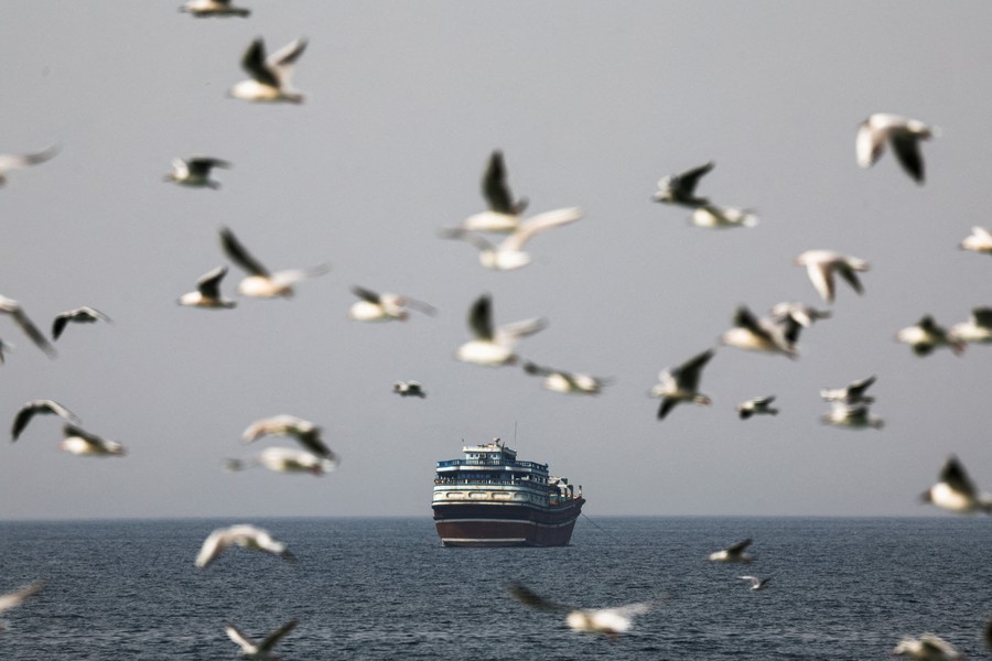 Jet Tempur dan Drone AS Terus Patroli di Selat Hormuz, Iran Naik Pitam