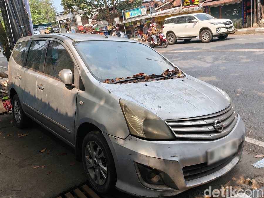 Mobil Nissan Grand Livina Terbengkalai di PHH Mustofa, Dishub Kota Bandung Telusuri Pemilik