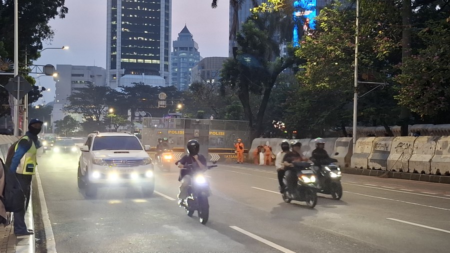 Massa Aksi Demo Bubar, Jalan Medan Merdeka Selatan Kembali Dibuka Normal