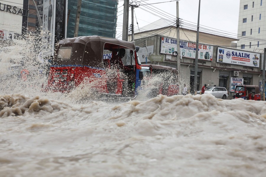 Hujan Deras Rendam Mogadishu, Kendaraan Terobos Genangan di KM4