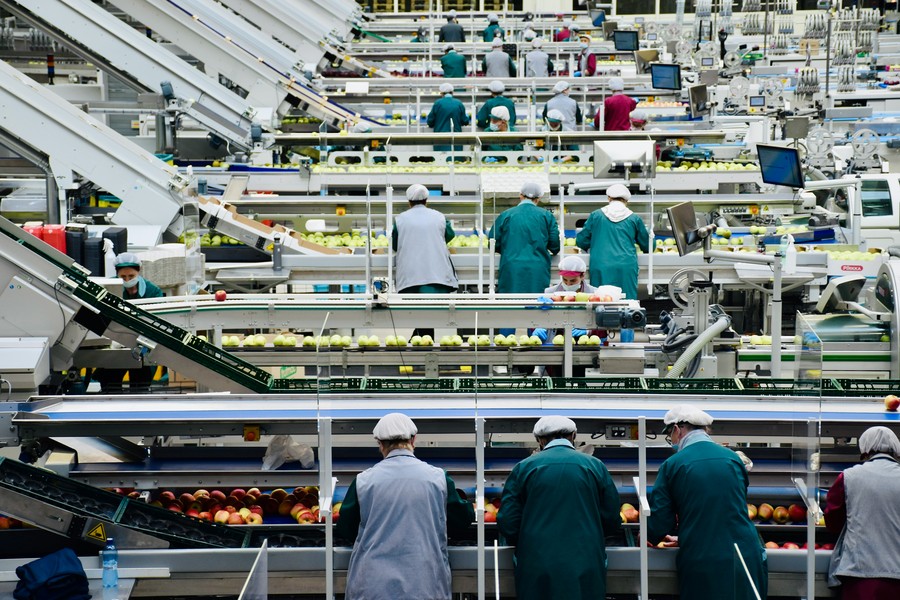 PMI Manufaktur RI Turun, PHK & Inflasi Jadi Sorotan