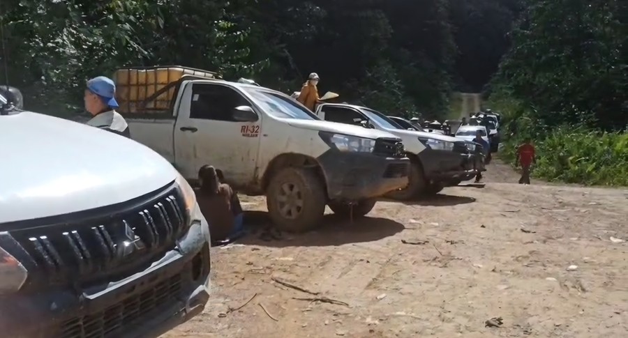 Kemarahan Sopir Malaysia Terekam: Jalan Rusak di Apokayan Bikin Rombongan Warga Kelaparan dan Menangis