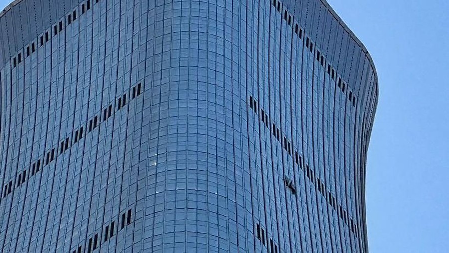 Jakarta - Otoritas China akhirnya mengungkap hasil penyelidikan insiden mengerikan yang mengguncang ibu kota Beijing pekan lalu. Sebuah pesawat kecil menabrak gedung pencakar langit tertinggi di kota tersebut, menewaskan sang pilot yang merupakan satu-satunya penumpang, serta melukai 13 orang lainnya di darat.