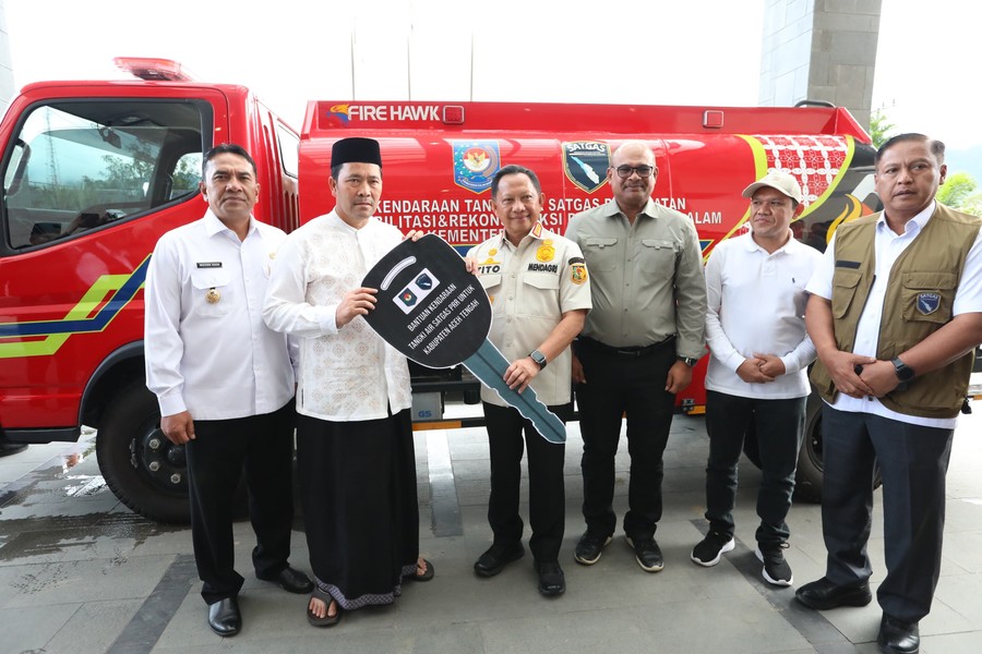 Tito Serahkan Kendaraan Tangki Air Multifungsi ke Pemkab Aceh Tengah