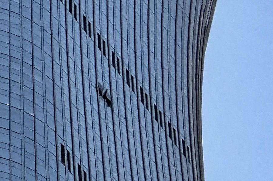 Misteri Penyebab Pesawat Tabrak Gedung Tertinggi di Beijing