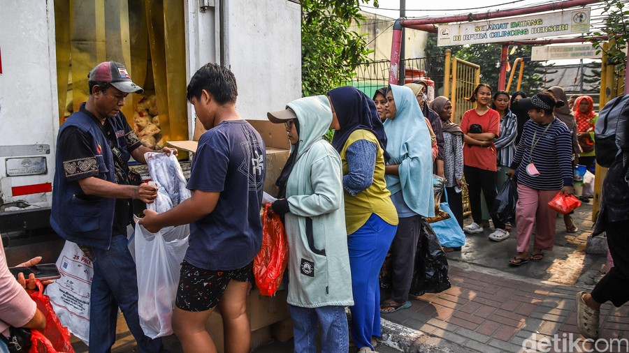 Potret Pemegang KJP Tertib Antre Sembako di Cilincing
