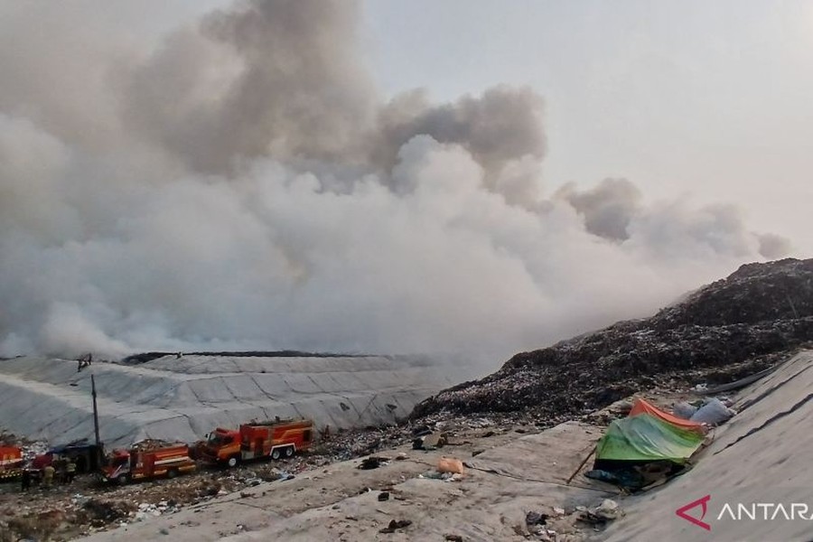 KLH Turun Langsung Tangani Dampak Kebakaran TPA Jatiwaringin, Kualitas Udara Masuk Kategori Berbahaya