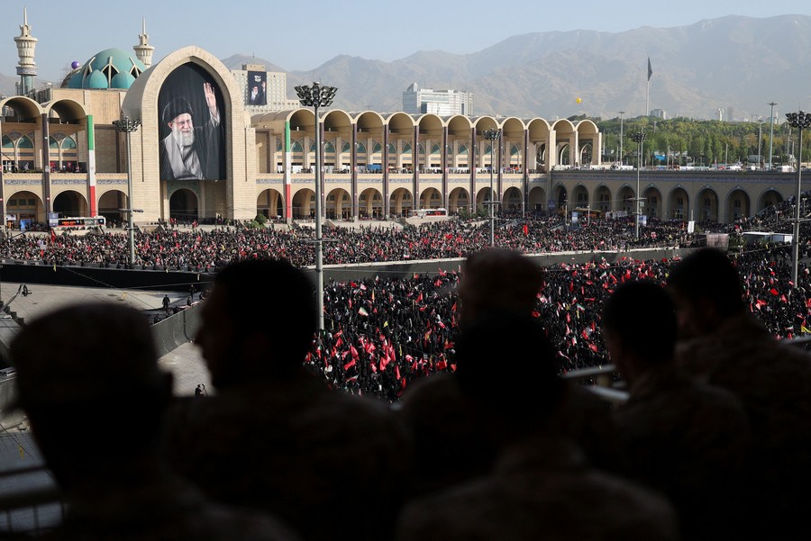 Tanpa Mojtaba, 3 Putra Ali Khamenei Hadiri Upacara Pemakaman di Teheran