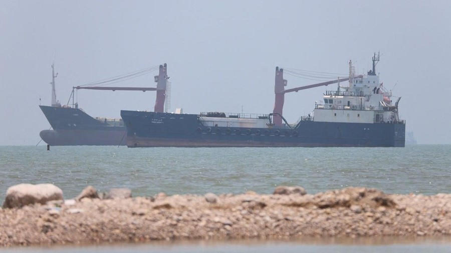 Ketegangan Kembali Pecah di Selat Hormuz, IRGC Luncurkan Rudal ke Kapal Komersial