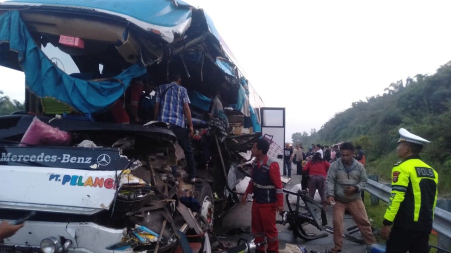 PEKANBARU, TERDEPAN.ID  – Kecelakaan maut yang melibatkan bus penumpang dan truk tronton di ruas Tol Pekanbaru-Dumai, 