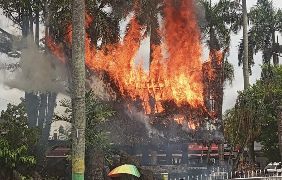 Rumah Adat di Monumen Sisingamangaraja XII Medan Ludes Terbakar