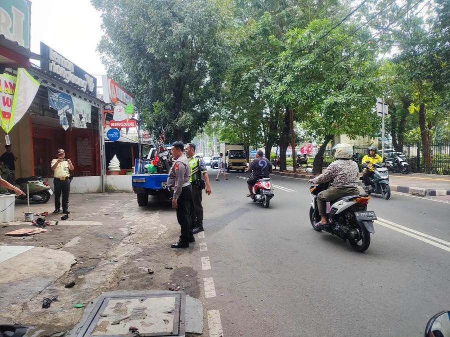 Terdepan.id, Jakarta  – Insiden tabrakan melibatkan mobil listrik BMW mewah terjadi di kawasan Meruya Selatan, Kebon J