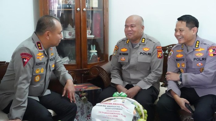 Jelang Hari Bhayangkara ke-80, Kapolda Riau Hadirkan Kehangatan Lewat Anjangsana ke Personel Sakit dan Warakawuri