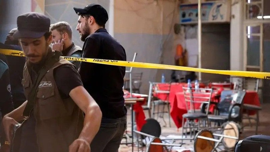 Korban Tewas Ledakan Bom di Kafe Suriah Bertambah Jadi 10 Orang   Damaskus, Terdepan.id  – Jumlah korban jiwa dalam serangan bom yang mengguncang sebuah kafe di ibu kota Suriah terus bertambah. Berdasarkan keterangan resmi terbaru, sebanyak 10 orang dinyatakan tewas dalam peristiwa mengerikan tersebut.