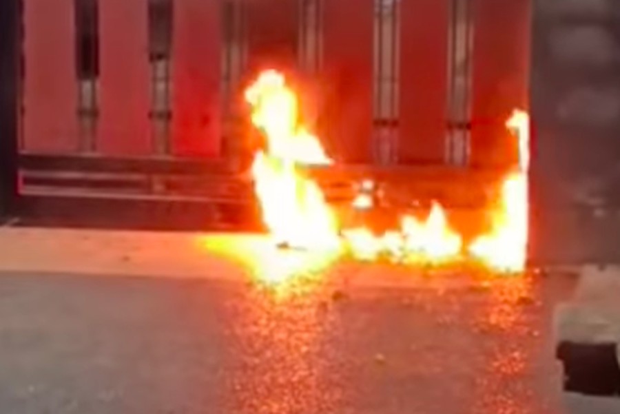 Terdepan.id, Jakarta - Aparat kepolisian dari Polres Metro Jakarta Timur terus menyelidiki kasus pelemparan bom molotov yang menyasar kediaman pengacara bernama Sulardi di kawasan Ciracas, Jakarta Timur. Hingga saat ini, tim penyidik tengah gencar melakukan penelusuran melalui rekaman closed-circuit television (CCTV) di sekitar lokasi kejadian untuk mengidentifikasi dan memburu pelaku yang masih buron.