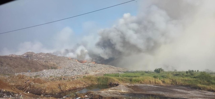 Update Kebakaran TPA Jatiwaringin: Api Belum Padam, Petugas Terkepung Asap
