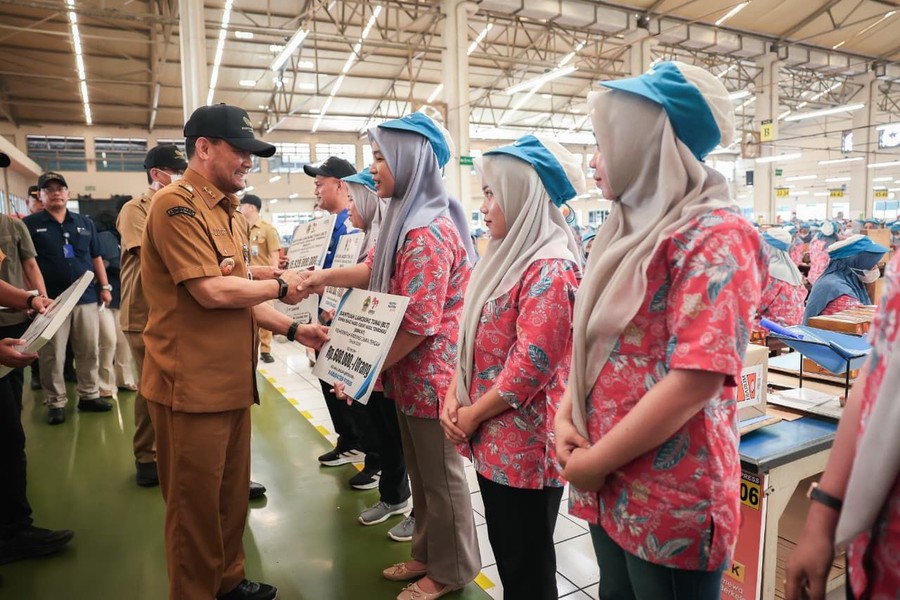 Ahmad Luthfi Salurkan BLT Cukai Tembakau Rp 51 M ke 85 Ribu Pekerja