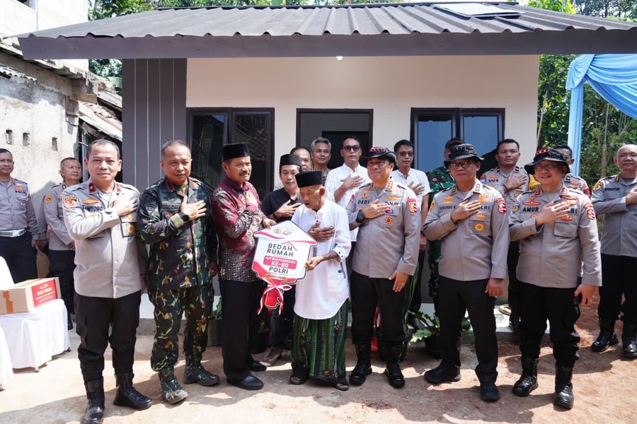 Bedah Rumah di Hari Bhayangkara ke-80, Wakapolri Serahkan Rumah 'Baru' Kakek Usin