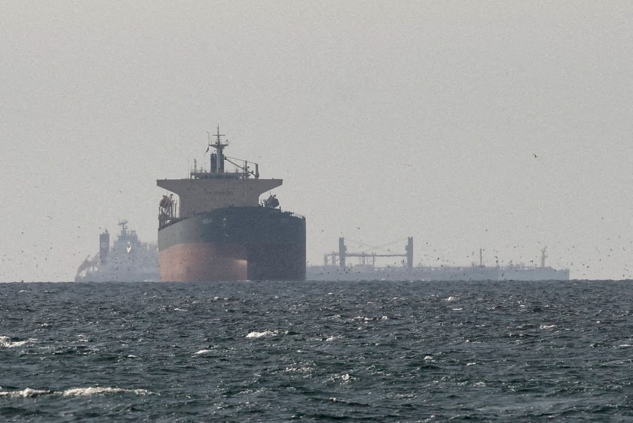 Panas Lagi! Iran Tembakkan 2 Rudal ke Kapal-kapal di Selat Hormuz