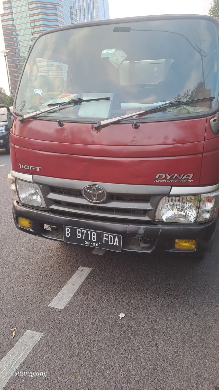Truk Alami Gangguan Mesin di Depan Markas Polda Metro Jaya, Proses Evakuasi Masih Berlangsung