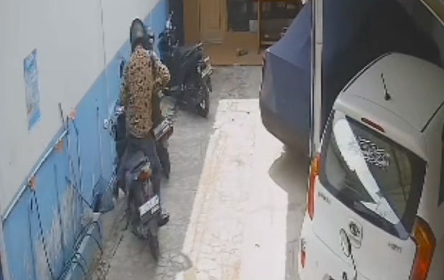 Aksi Pencurian di Parkiran SPPG Terekam, Pelaku Kenakan Batik dan Helm