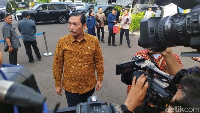 Luhut Tegaskan MBG Program Flagship Prabowo saat Evaluasi Tata Kelola dengan BGN