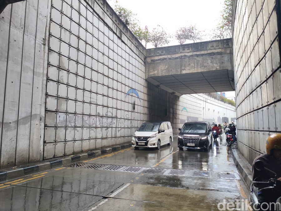 Keluhan dari warga yang melintasi underpass Pasar Minggu di Jakarta Selatan ramai diperbincangkan di media sosial. Banya