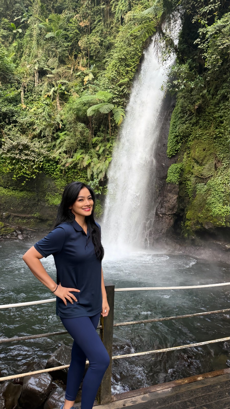 Cantiknya Titi Kamal Liburan di Sukabumi, Segar Berlatar Curug Sawer