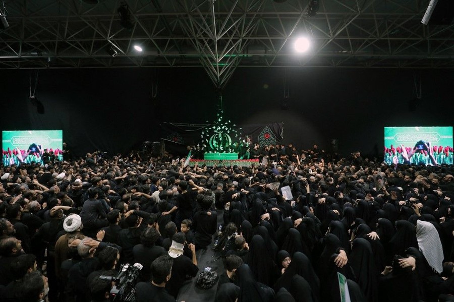Jakarta  - Iran secara resmi memulai rangkaian prosesi pemakaman kenegaraan untuk pemimpin tertinggi yang wafat, Ayatollah Ali Khamenei. Upacara penghormatan terakhir ini dijadwalkan berlangsung selama enam hari dan akan melibatkan prosesi di dua negara sebelum jenazah dimakamkan.