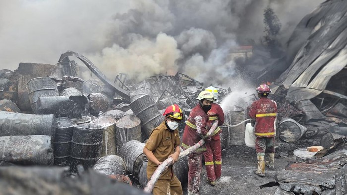 11 Jam Kebakaran Pabrik Sandal di Tangerang Belum Padam, Ini Kendalanya