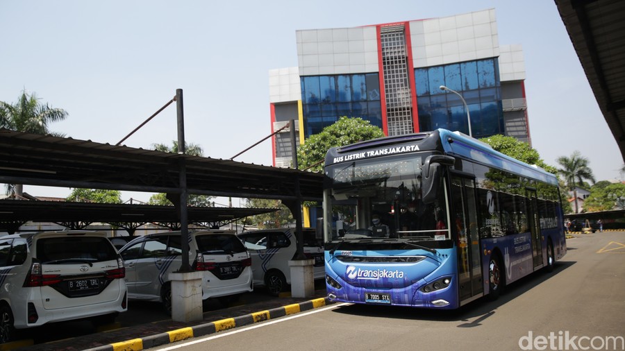 Bus TransJakarta Tabrak Separator Busway di Jalan MT Haryono Berhasil Dievakuasi dan Lalu Lintas Kembali Normal