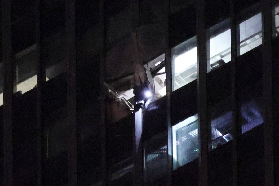Pesawat Kecil Hantam Menara CITIC di Beijing, Puing Berserakan di Jalan