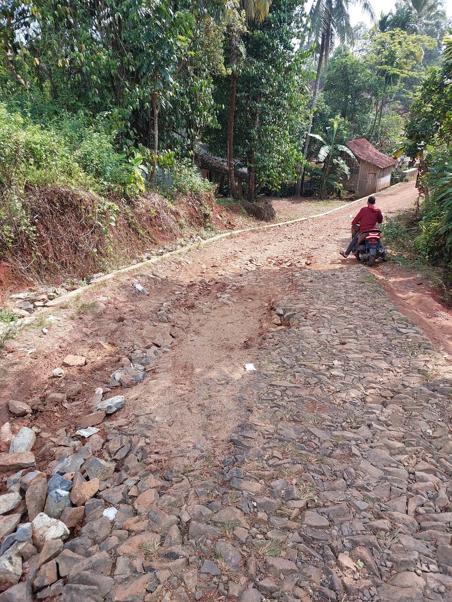 Jalan Rusak Puluhan Tahun di Pandeglang, Warga Kirim Petisi dengan Darah