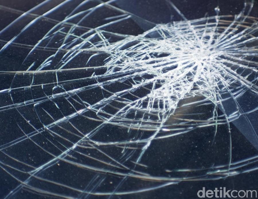 Mobil Tabrak Pembatas Jalan di GT Sentul gara-gara Pengemudi Microsleep