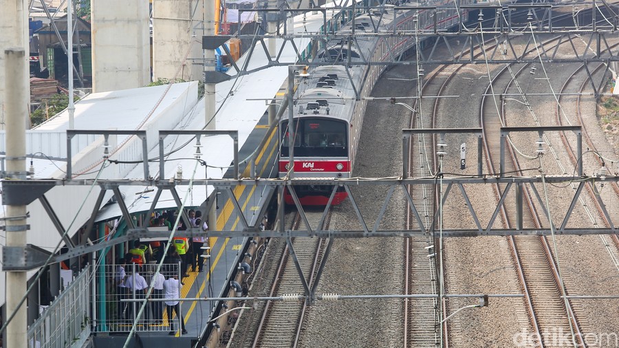 JAKARTA —  Pemerintah akan memperpanjang jam operasional layanan KRL rute Stasiun Jakarta Kota–Tanjung Priok, yang a