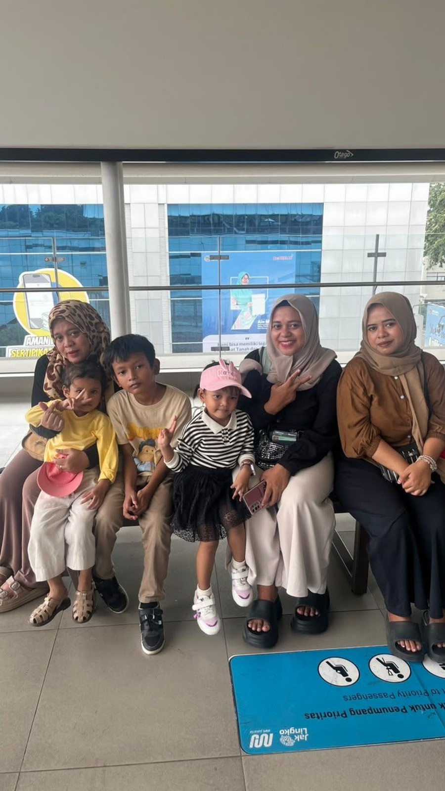 Senangnya Warga Tangsel Naik MRT-TransJ Tarif Rp 1 saat HUT Jakarta