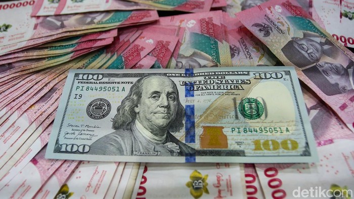 Dolar AS Sempat Sentuh Rp 18.000