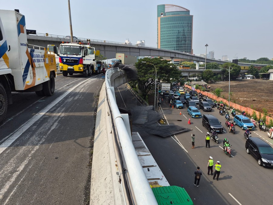 Evakuasi Truk Muatan Wiremesh di Layang Tomang Selesai, Akses Tol Kembali Normal