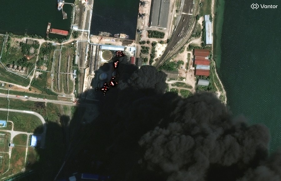 Kebakaran Hebat Landa Depot Minyak Kerch, Citra Satelit Tunjukkan Kerusakan Meluas