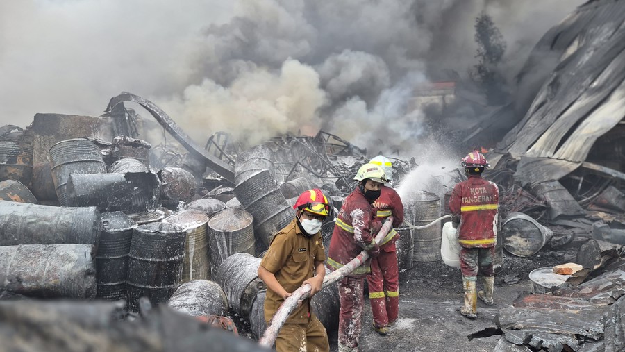 11 Jam Berkobar, Api di Pabrik Sandal Tangerang Tak Kunjung Padam, Petugas Perketat Pengamanan Permukiman